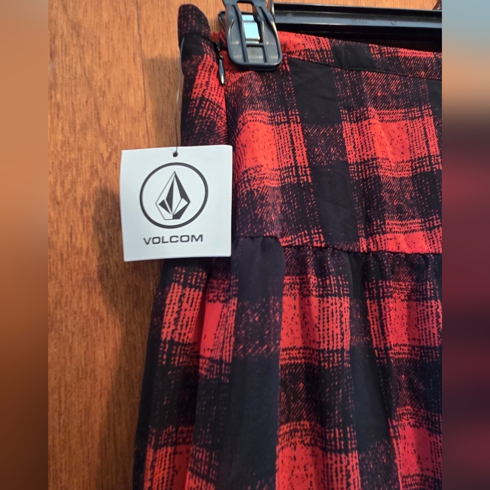 HOST PICK! 🎉🎊Volcom Red & Black Plaid Skirt SzM/12 See Measuments NWT - Picture 5 of 7